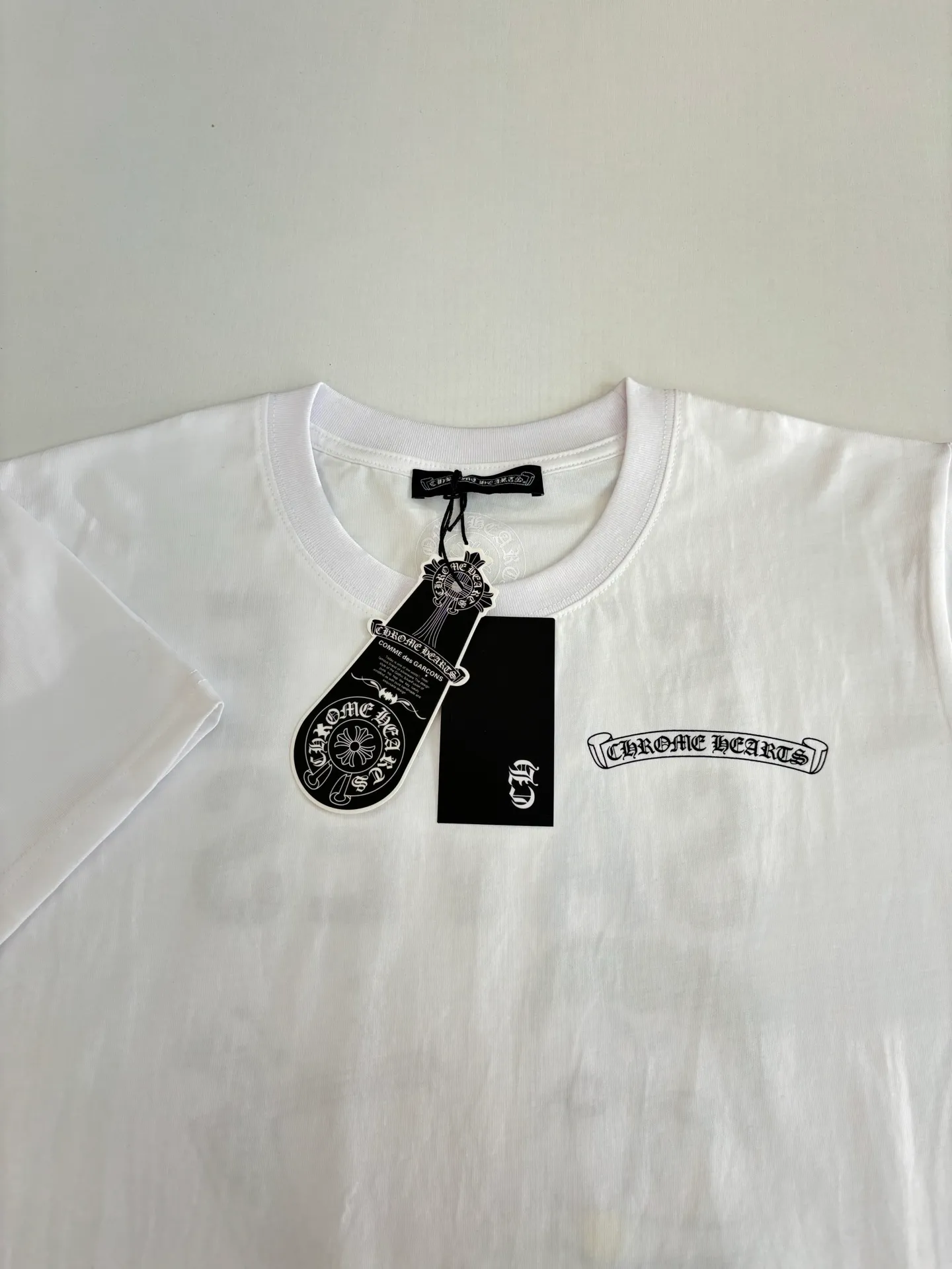 🅿️270 Come Hearts*/Cro Hearts 25Ss new villain graffiti letter short-sleeved T-shirt uses screen printing. The exquisite small logo on the front of the T-shirt cleverly integrates brand elements through screen printing, low-key yet recognizable. The back "STYLE SAVES" is paired with interesting cartoon patterns. The colors are bright and the lines are clear. Whether it is the edge of the letters or the outline of the cartoon image, it can be delicately presented, highlighting the unique trend attitude and fashion taste. Size: S/M/L